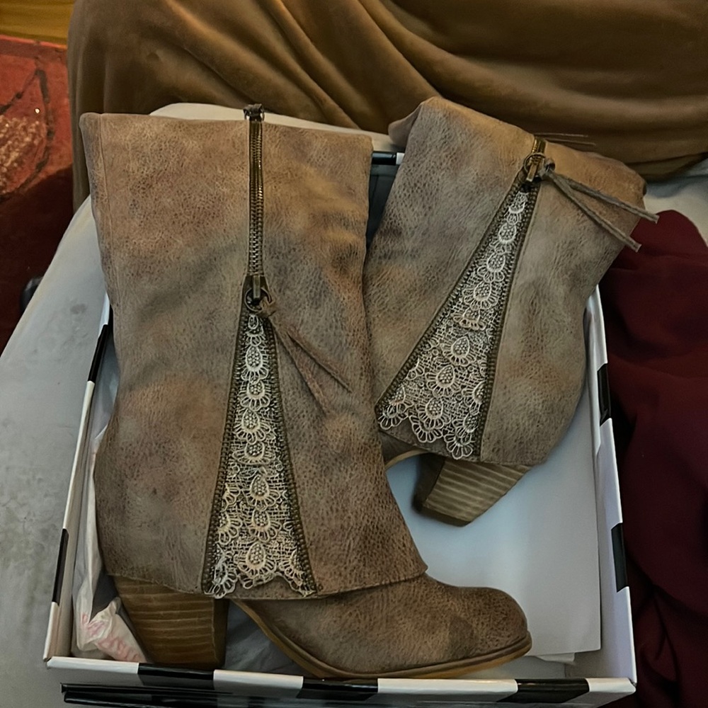 Size 9 taupe knee boot